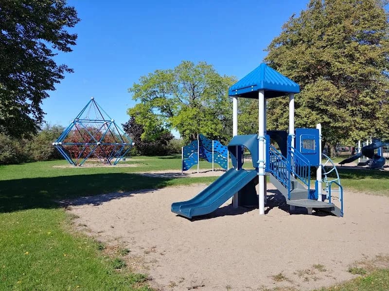 Aire de jeux pour enfants playground in Saint-Lambert, QC