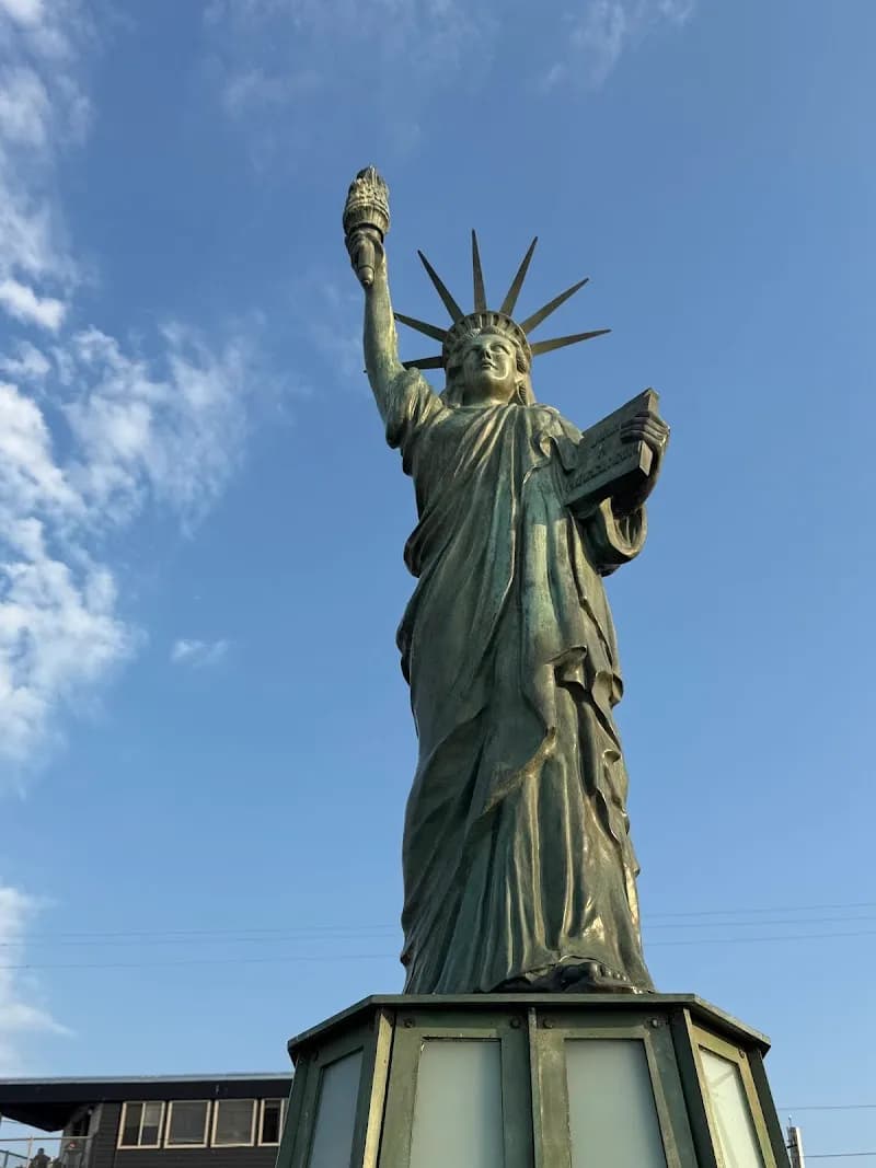 View of Alki Beach Park in West Seattle, WA