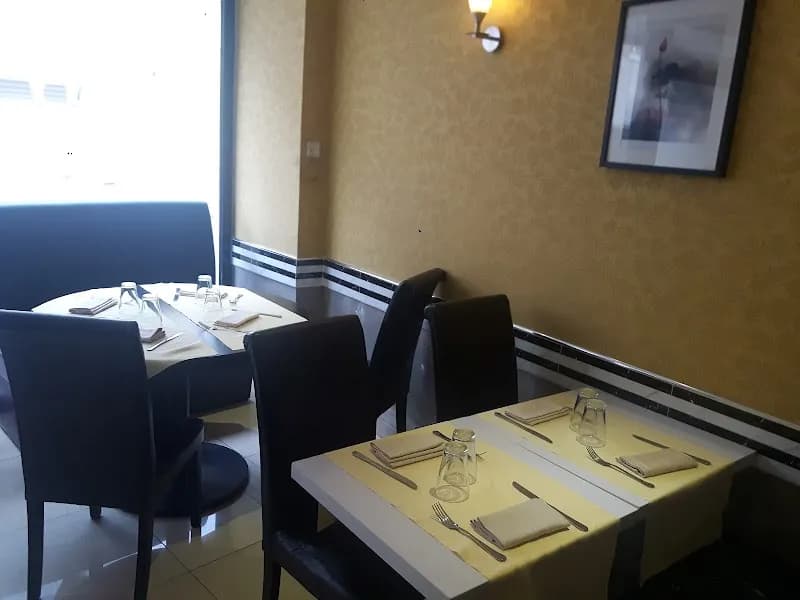 View of Au Petit Bistro in Nanterre, IDF