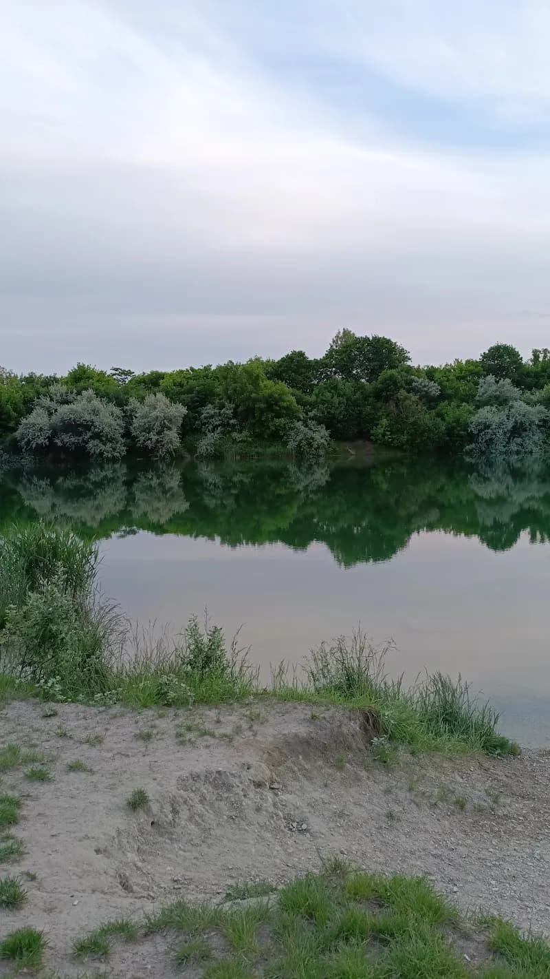 View of Badeteich Süßenbrunn in Floridsdorf, VIE