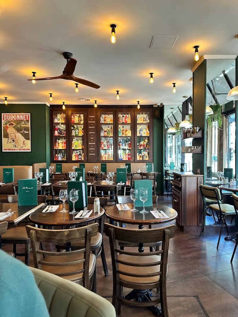 View of Bouffettes Café in Neuilly-sur-Seine, IDF