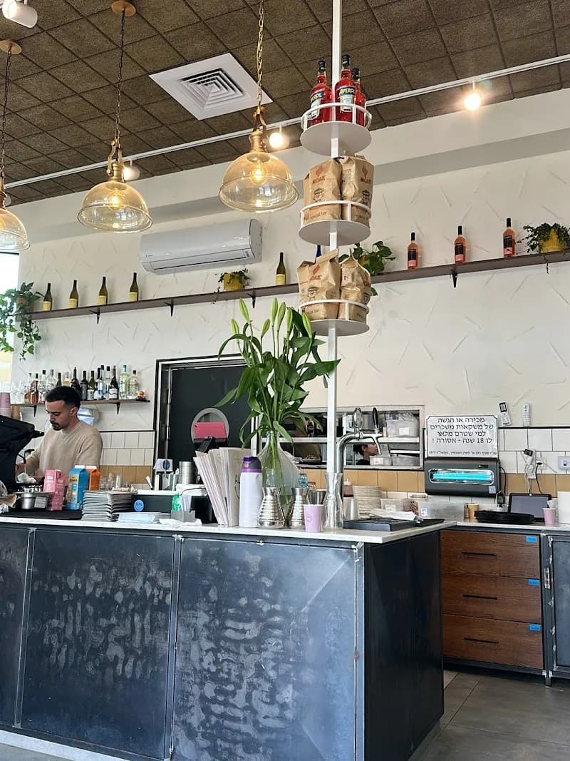 Café Cakes & Shakes cafe in Raanana, TA