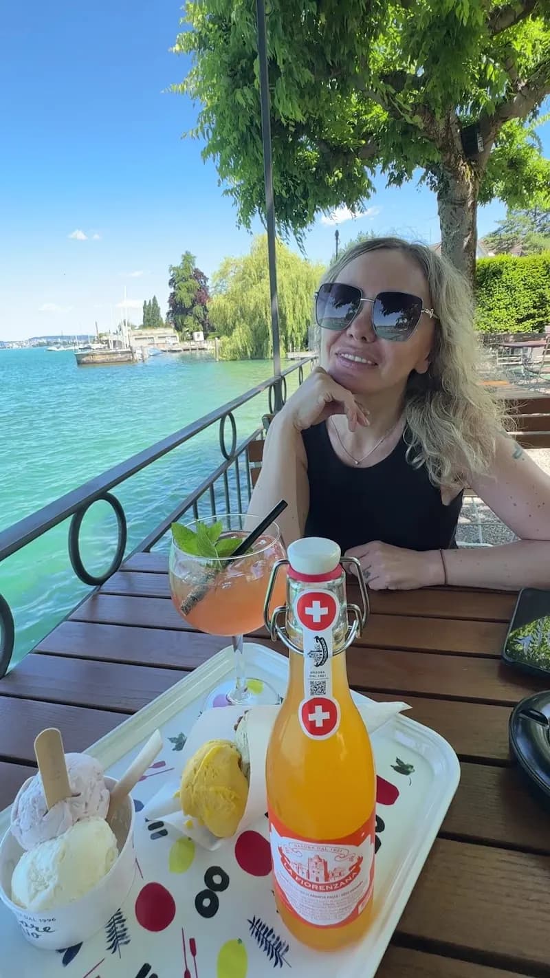 View of Café Seeterrasse in Küsnacht, ZH