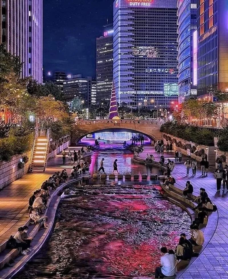 Cheonggyecheon park in Apgujeong, SE