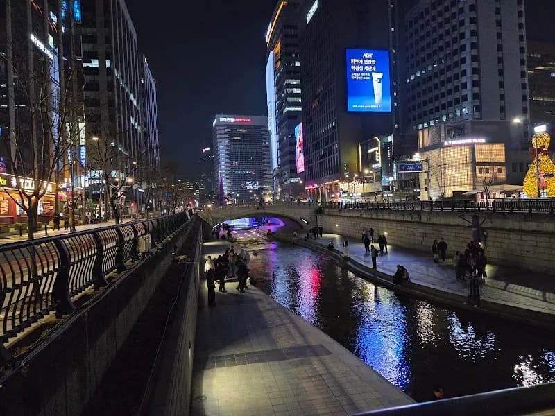 View of Cheonggyecheon in Apgujeong, SE