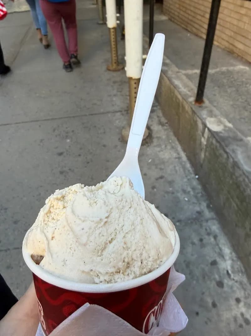 View of Coldstone Creamery in Maplewood, NJ