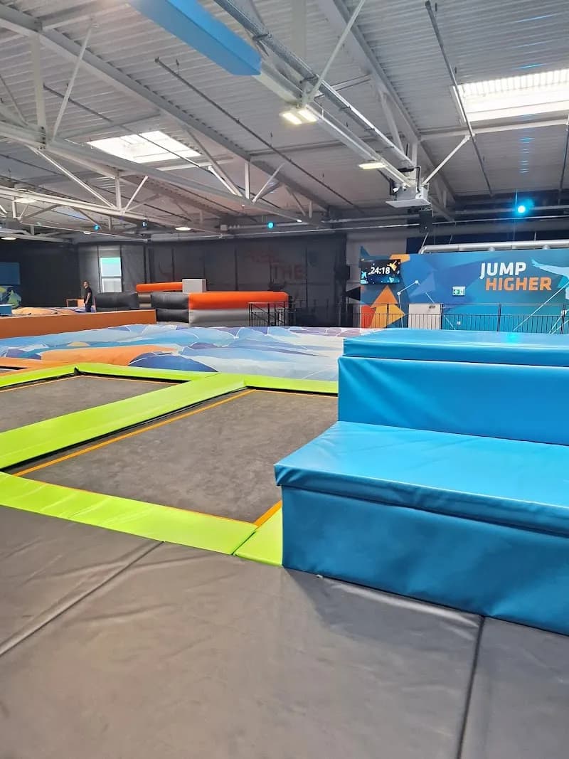 Cyberjump Wien 22 adventure sports center in Vienna, W