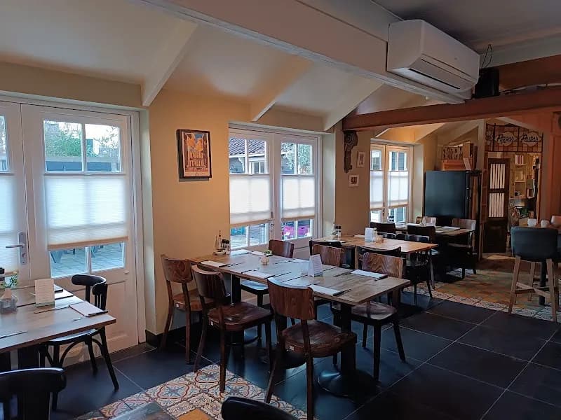 De Kleine Kaart Modern European in Edam, NH