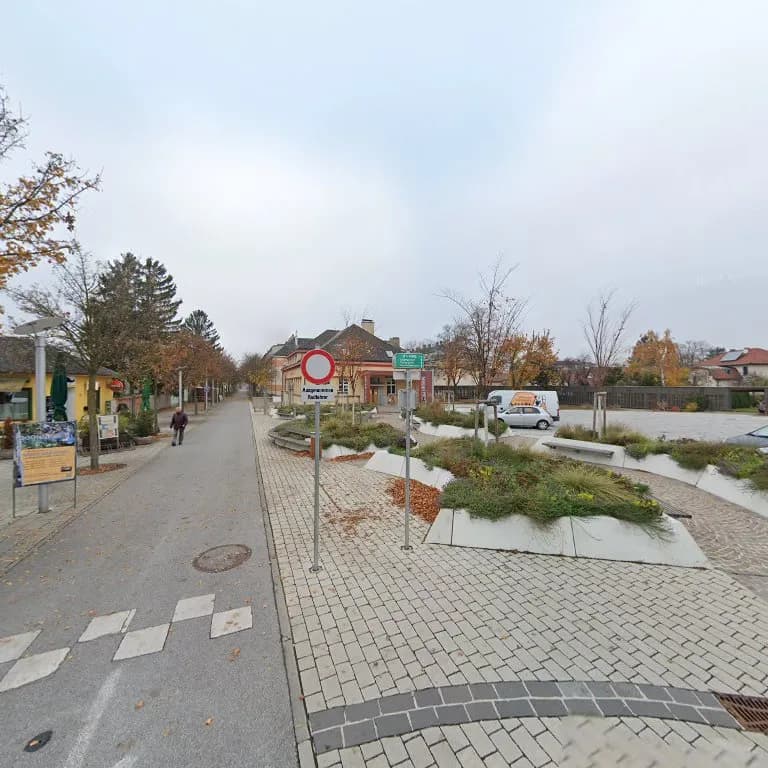 Deutsch-Wagramer Marktplatz attraction in Deutsch-Wagram, VIE