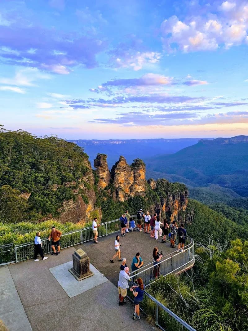 Echo Point Lookout (Three Sisters) tourist attraction in Blue Mountains, NSW