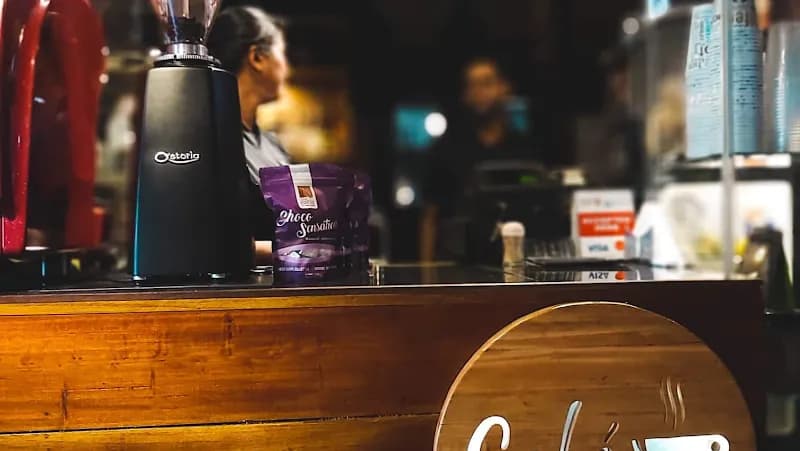 Family-Friendly Cafes - Avissawella Main cafe in Avissawella, WP