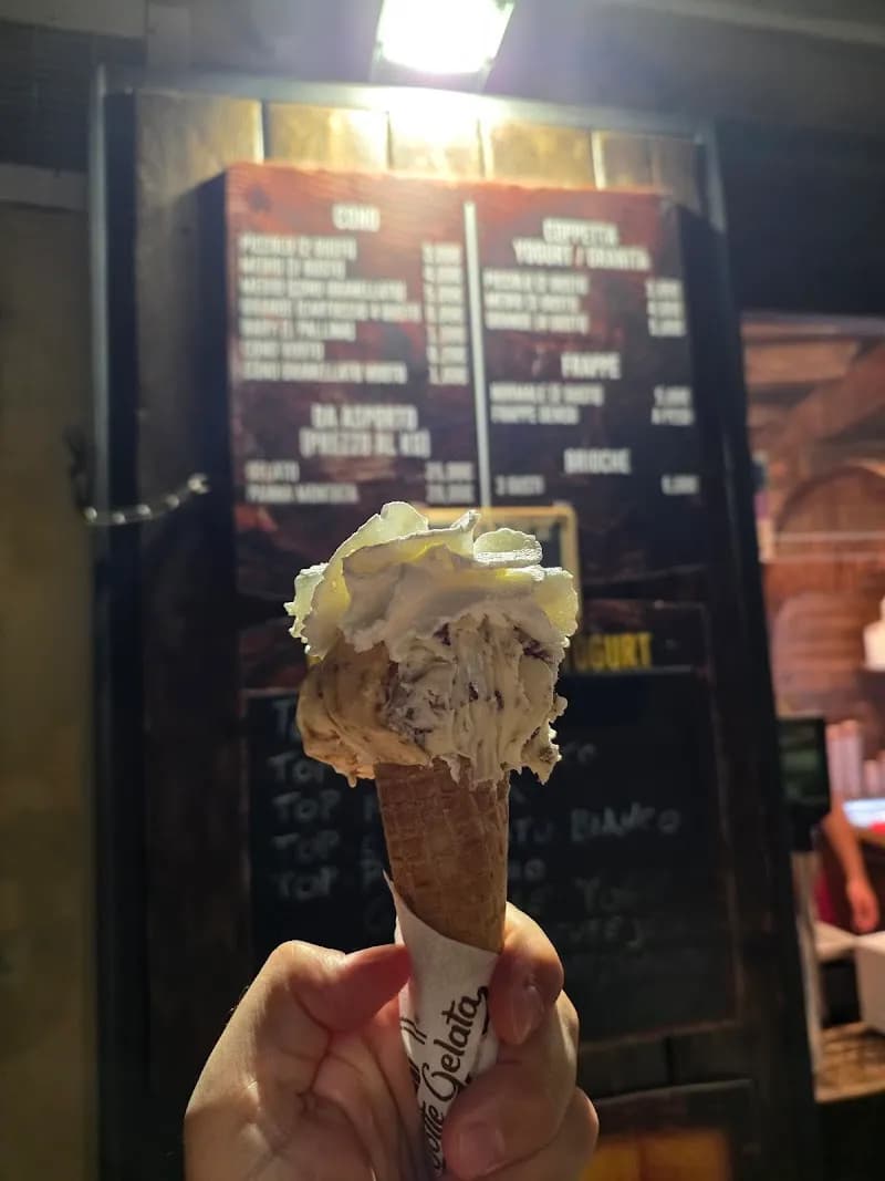 View of Gelateria da Toto in Velletri, Lazio