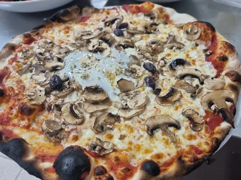 View of Gelateria La Dolce Vita in Saint-Jeannet, PACA