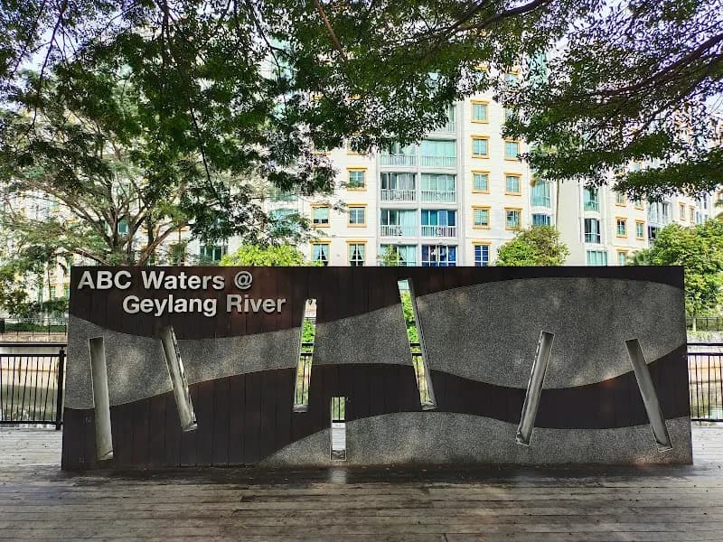 View of Geylang River Park in Geylang, SG