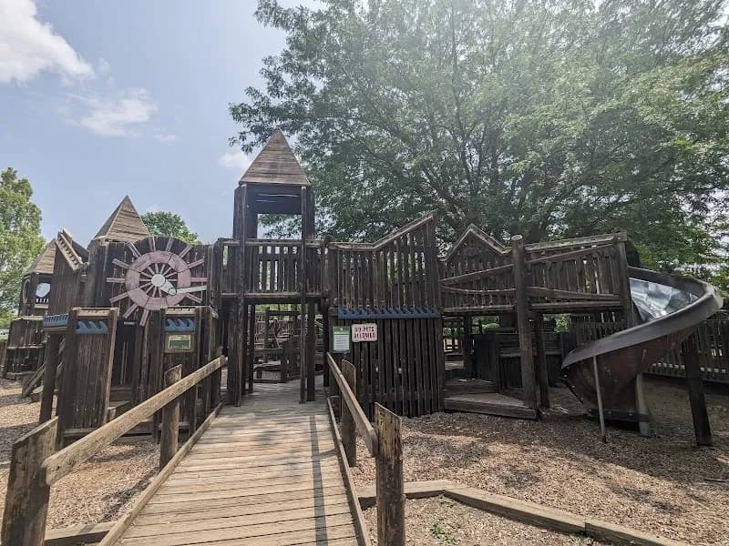 Glen Oak Park park in Wilmette, IL