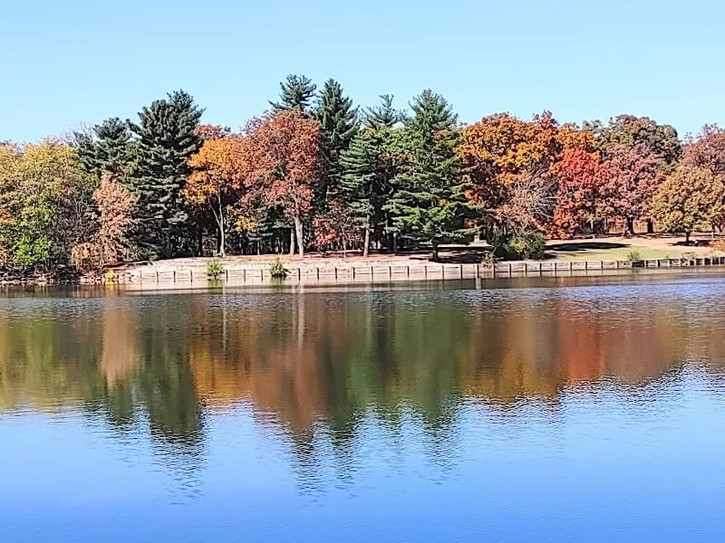 Herrick Lake Forest Preserve hiking area in Wheaton, IL