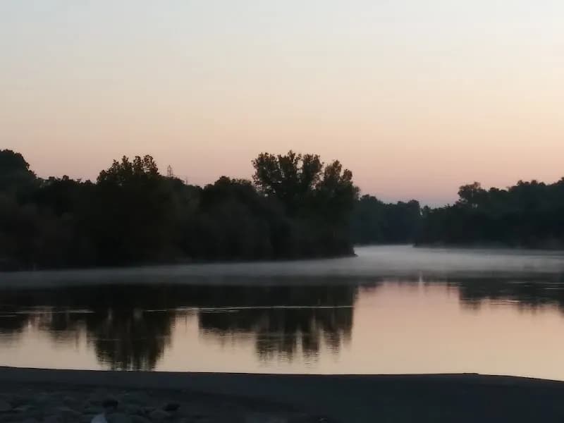 Howe River Access hiking area in East Sacramento, CA
