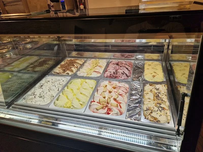 Ijsboerderij De Ronde Weide ice cream in Naarden, NH