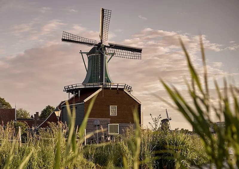 Indie’s Welvaren Spice Warehouse monument in Zaanse Schans, NH