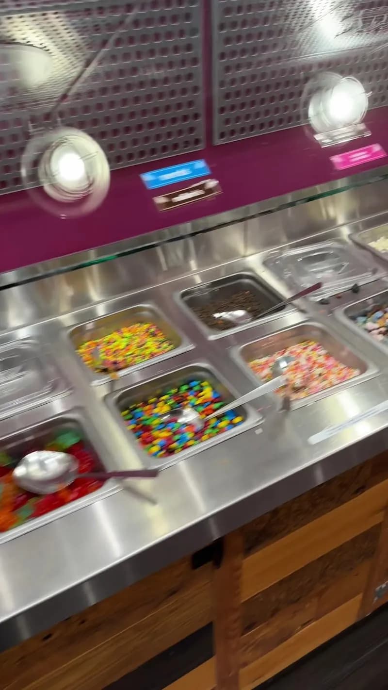 View of Jackies Frozurt in Glenview, IL