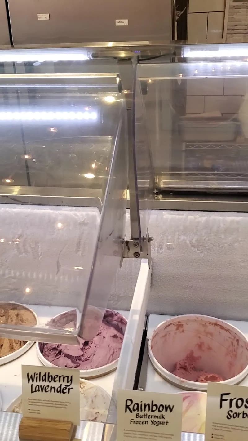 View of Jeni's Splendid Ice Creams in Columbia, SC