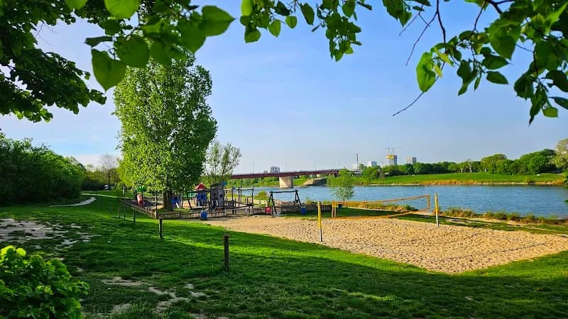 Kaisermühlen-Bad Swimming Complex swimming in Strebersdorf, VIE