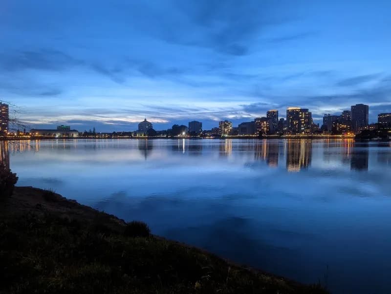 View of Lake Merritt in Oakland, CA
