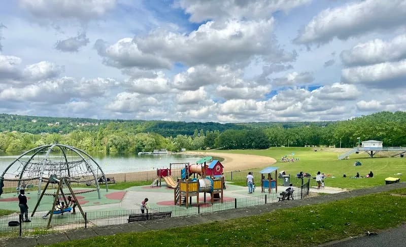 View of Île de Loisirs Vaux-le-Pénil in Neuilly-sur-Seine, IDF