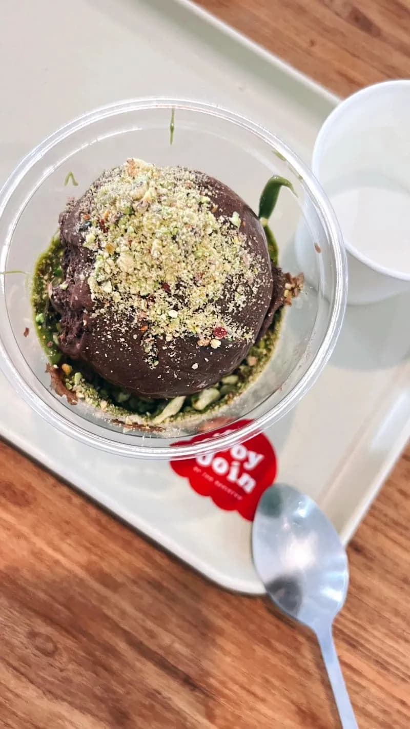 View of Local Ice Cream Vendors (Ton Payom) in Ton Payom, CM