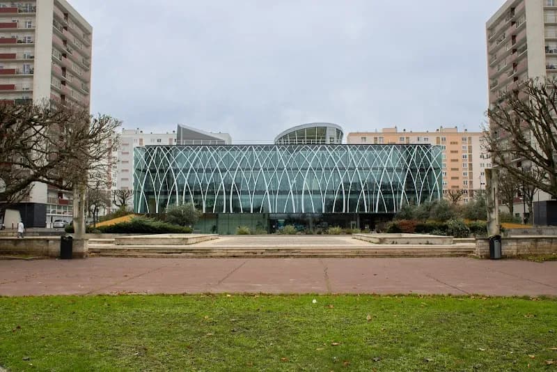 View of Médiathèque de l'Abbaye - Nelson Mandela in Créteil, IDF