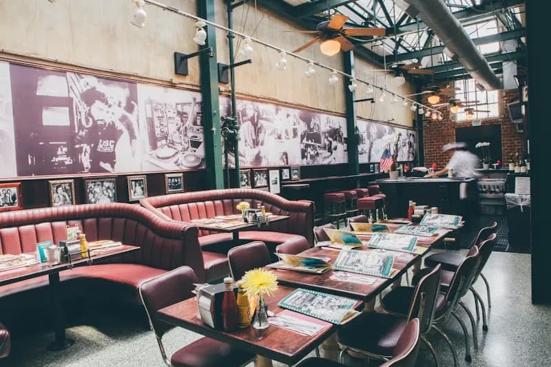 Mel's Drive-In American in Glendale, CA