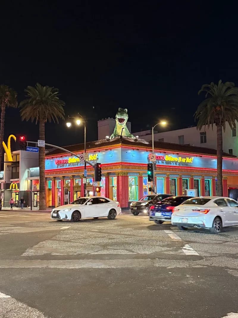 View of Mel's Drive-In in Glendale, CA