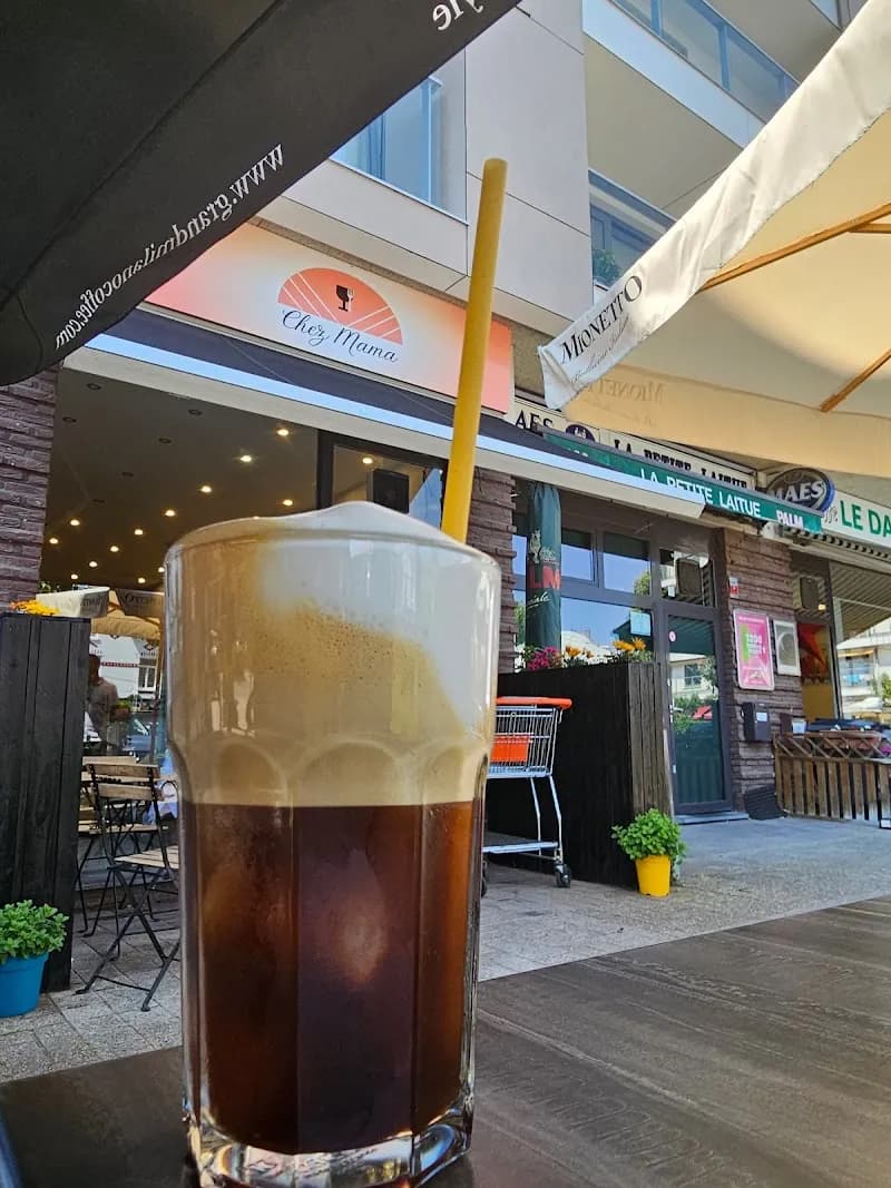 View of Neighborhood Ice Cream Shop (Chez Maman) in Auderghem, BRU