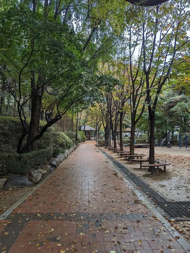 View of Nonhyeon-ro Park in Apgujeong, SE