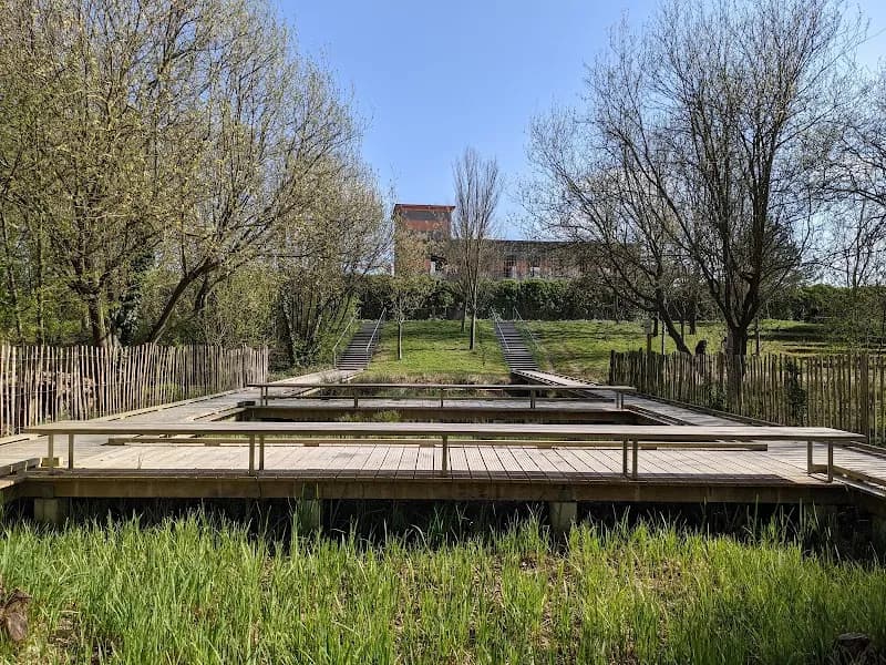 Parc du Chemin de l'İle city park in Nanterre, IDF