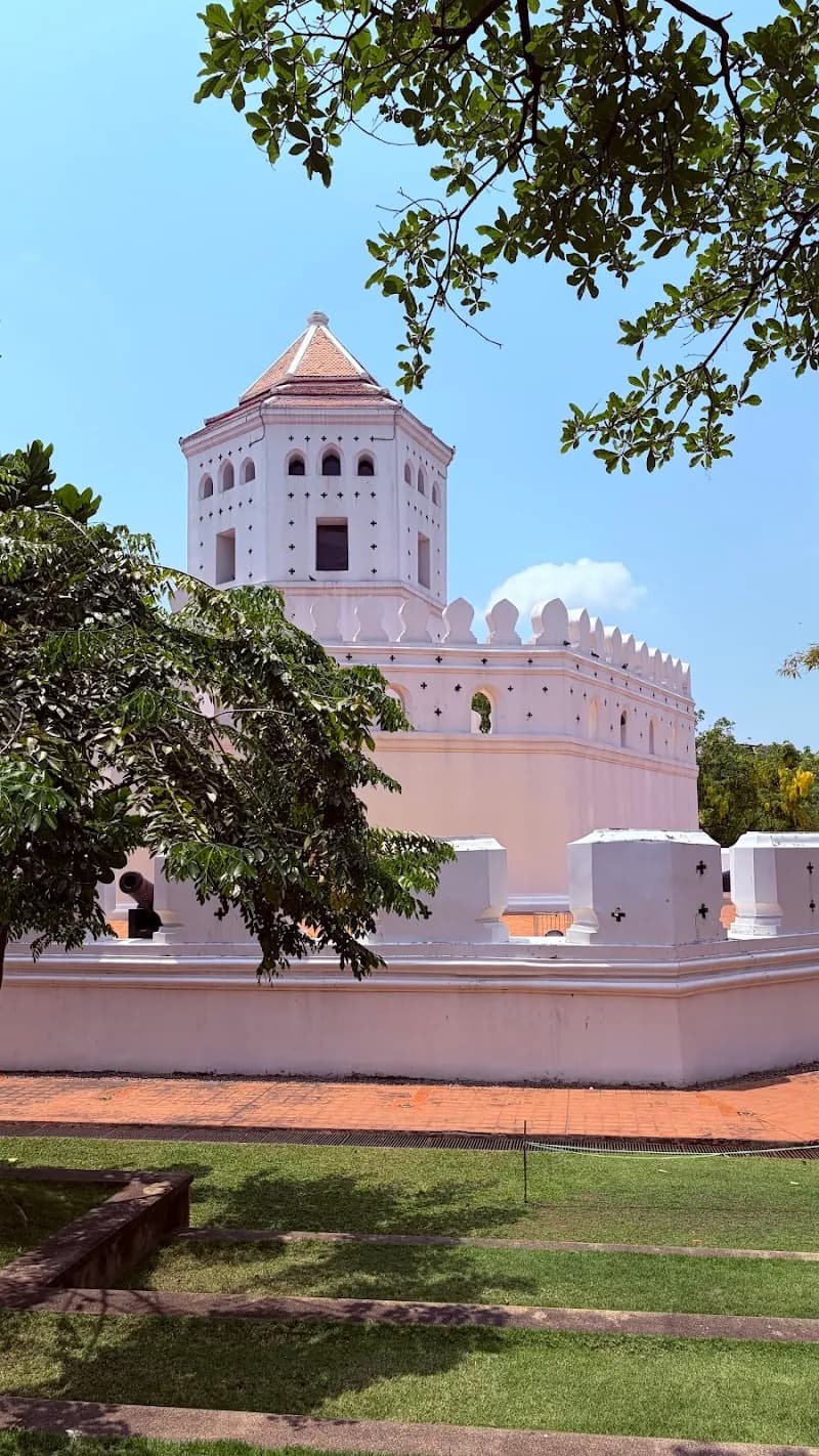 View of Phra Sumen Fort in Samsen, BKK