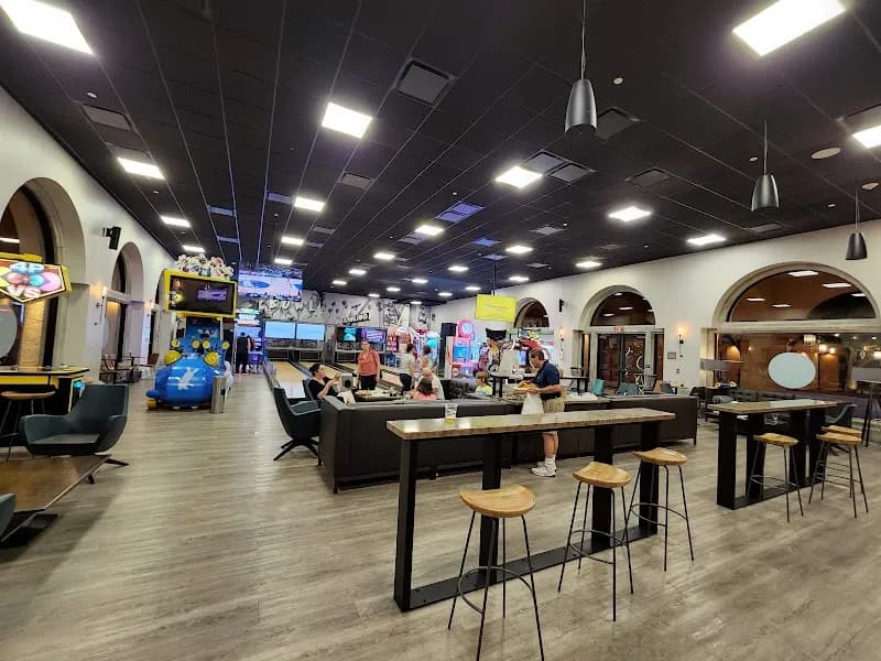 Pinz and Pints bar in Palm Springs, CA