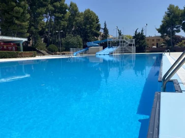 Piscina Pública Municipal de Requena swimming pool in Requena, V