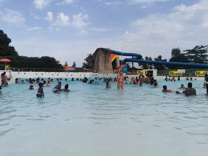 Pool Leisure Island waves swimming pool in Créteil, IDF