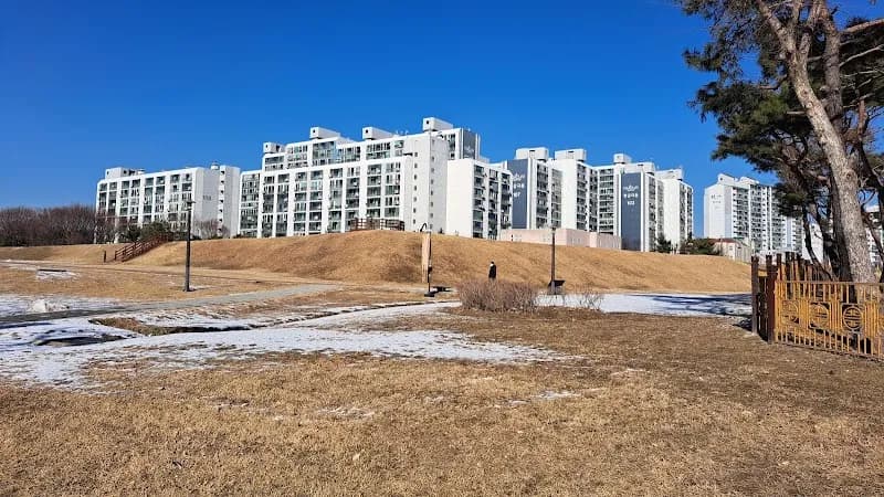 View of Pungnap-dong Fortress (Pungnaptoseong) in Songpa, SE