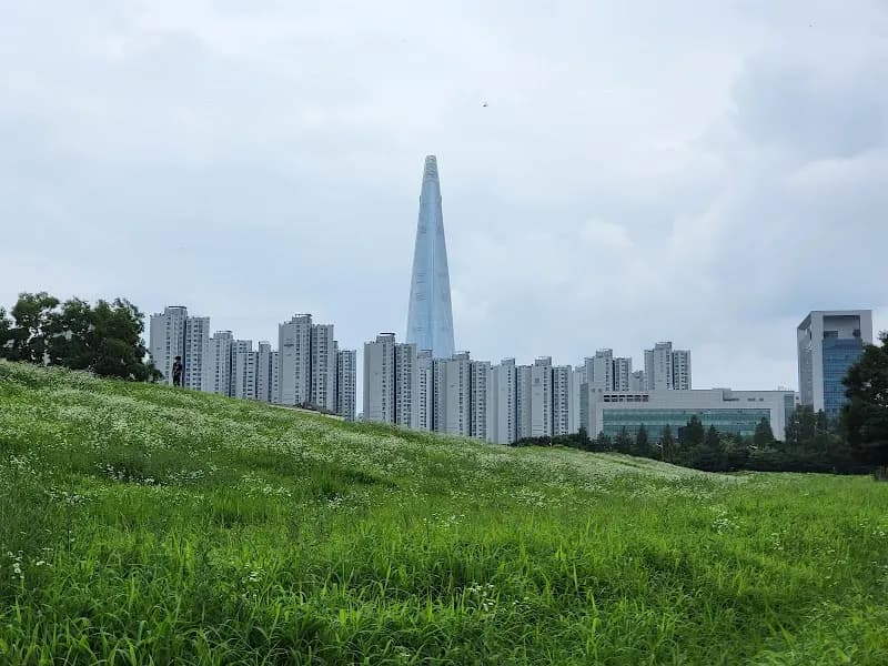 View of Pungnap-dong Fortress (Pungnaptoseong) in Songpa, SE