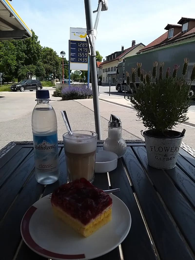 View of Ratschiller's Bäckerei und SB Café in Neubiberg, BY