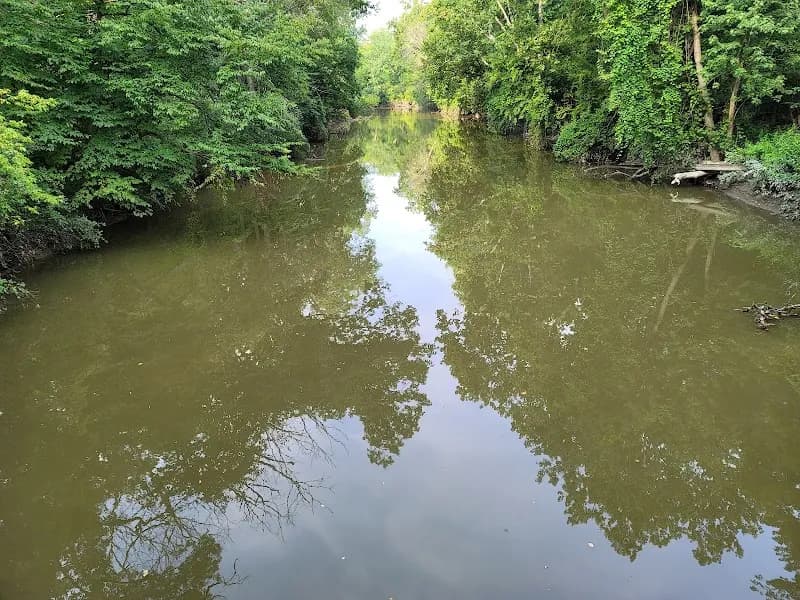 Rouge Gateway Trailhead hiking area in Birmingham, MI
