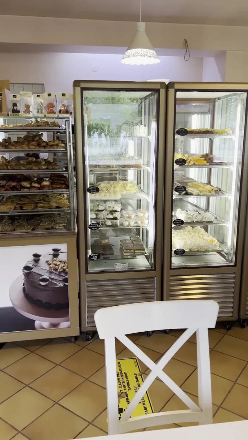 View of Sütemény Café and Bakery in Törökbálint, Budapest