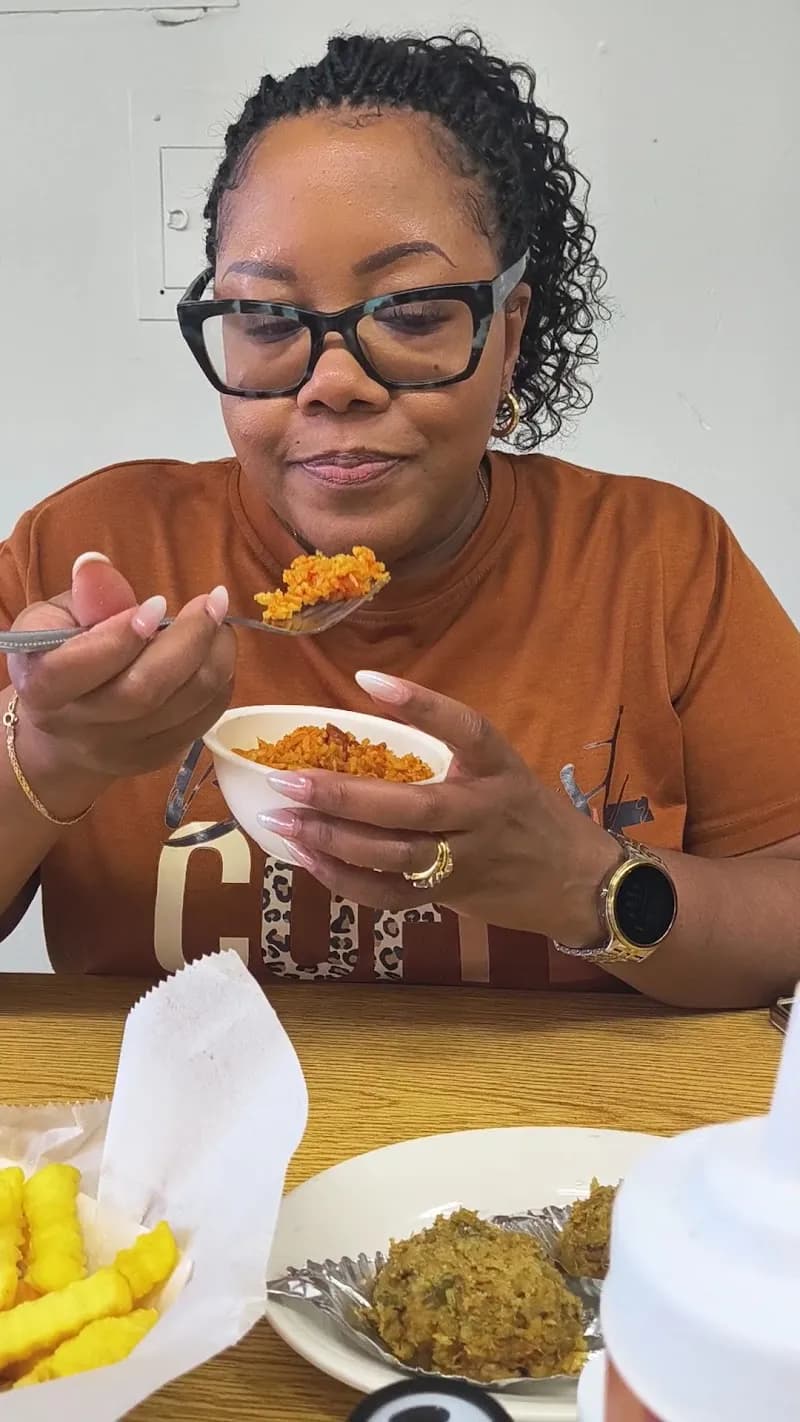 View of Sal's Seafood in River Ridge, LA