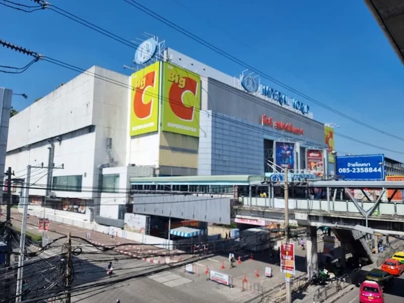 Samrong New Market flea market in Samut Prakan, BKK