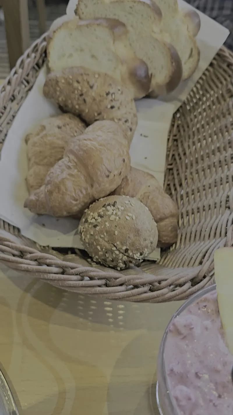 View of Samstagerner Dorfbäckerei in Samstagern, ZH