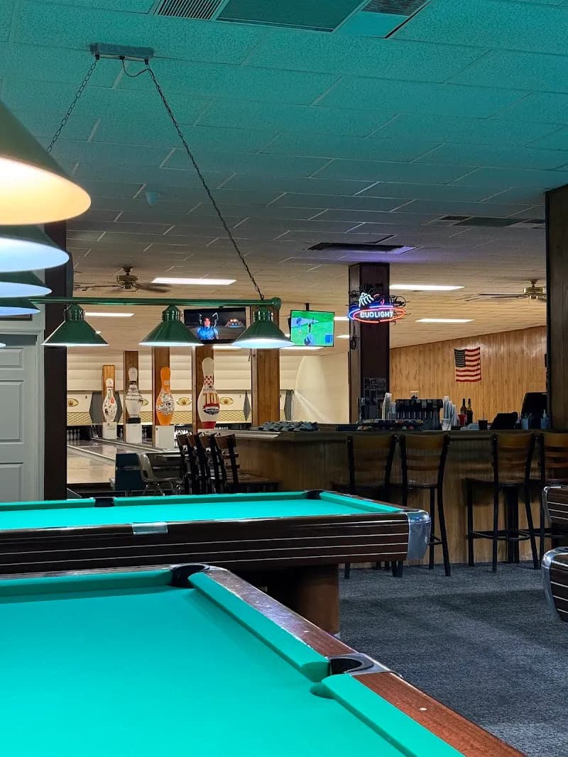 View of Saratoga Lanes in Maplewood, MO