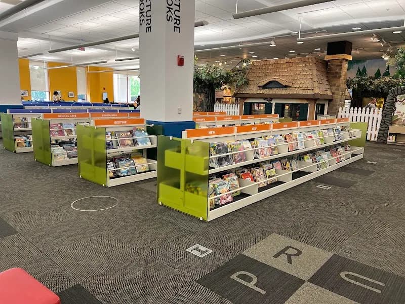 View of Schaumburg Township District Library in Schaumburg, IL