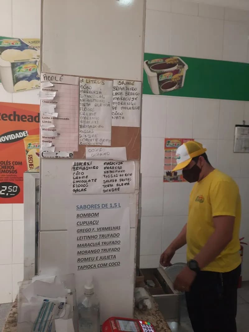 View of Sorveteria Tropical in São João de Meriti, RJ